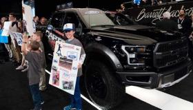 شركة فورد تمكنت من بيع آخر نسخ لسيارتها المذهلة F-150 رابتر 2017 بسعر فاق التوقعات