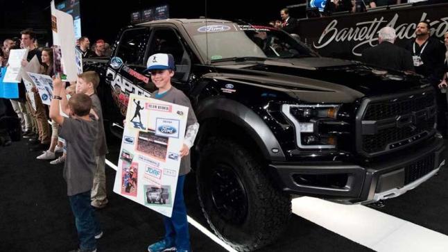 شركة فورد تمكنت من بيع آخر نسخ لسيارتها المذهلة F-150 رابتر 2017 بسعر فاق التوقعات