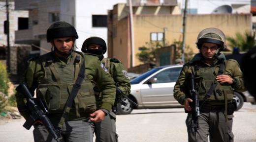 قوات الإحتلال تلقي القبض على قاصر فلسطيني بتهمة القتل