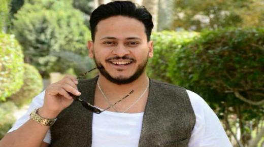 كريم عفيفي يداعب نجيب ساويرس بالجلابية والشيشة من الجونة (صورة)