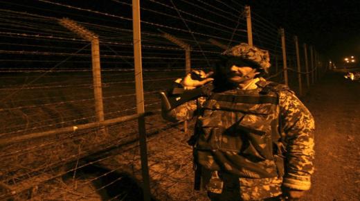 تبادل القصف المدفعي بين الهند وباكستان عبر خط الهدنة الوهمي