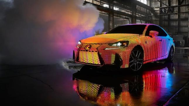 سيارة لكزس IS موديل 2017 اليابانية تحصل على تغليف مذهل مزود بـ 41,999 إضاءة LED في الهيكل الخارجي