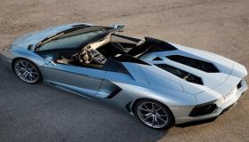 الكشف بشكل رسمي عن سيارة لمبرجيني افنتادور رودستر 2017