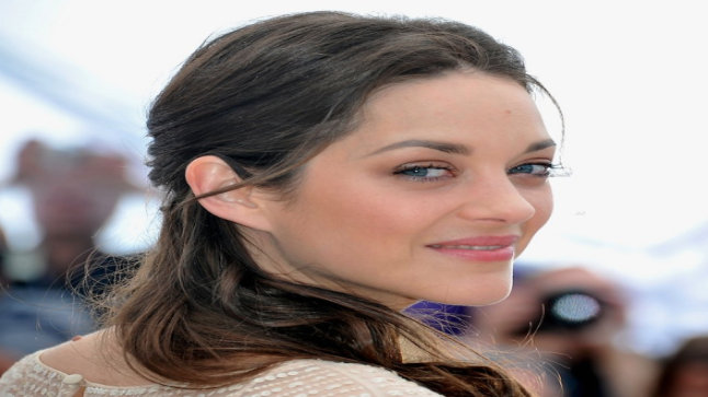 ماريون كوتيار تكسر حاجة الصمت وتصدم الجميع حول علاقتها مع براد بيت