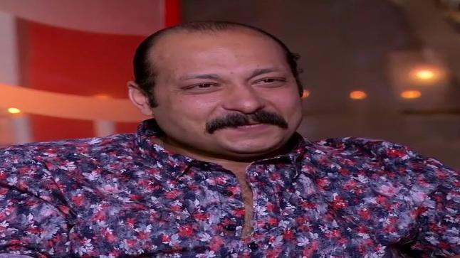 “قعدت جنبها وأخدت رقمها”.. محمد ثروت يكشف كواليس الارتباط بزوجته