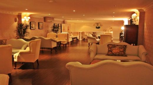 مقهى ” الزقاق ” الأردني يقدم الوجبات الثقافية من خلال مكتبة شاملة