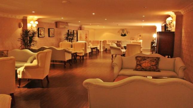 مقهى ” الزقاق ” الأردني يقدم الوجبات الثقافية من خلال مكتبة شاملة