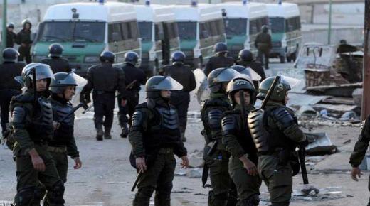 قوات مكافحة الشغب الجزائرية تمنع محتجين من الوصول لمقر البرلمان