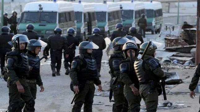 قوات مكافحة الشغب الجزائرية تمنع محتجين من الوصول لمقر البرلمان