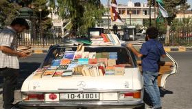 شاب أردني يوفر كتبا نادرة عبر مكتبة متنقلة في عمّان