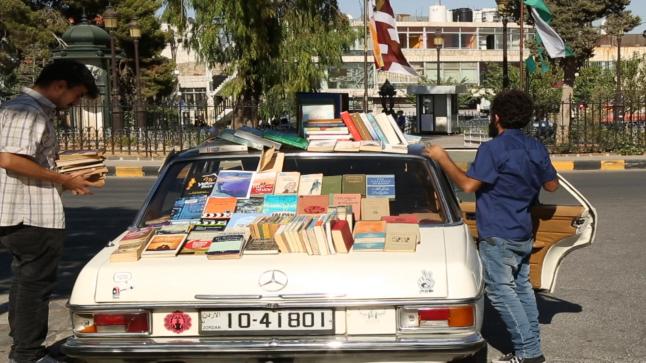 شاب أردني يوفر كتبا نادرة عبر مكتبة متنقلة في عمّان