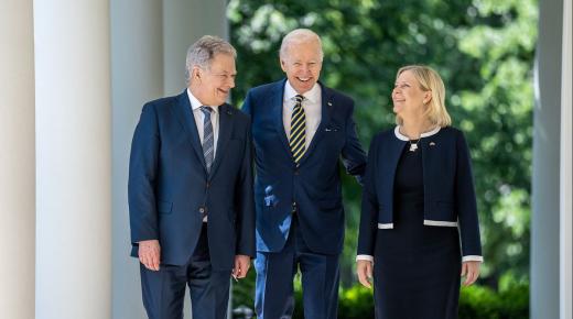 واشنطن تدعم انضمام السويد وفنلندا إلى الناتو.. وبايدن يتعهد بالدفاع عن الدولتين