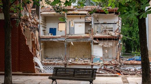 طمن قلبك.. تفسير حلم هدم البيت للرجل والعزباء