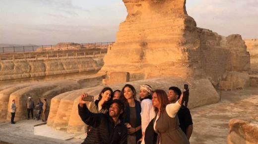 بالصور وصول النجم الأمريكي ويل سميث إلى القاهرة في رحلة سياحية