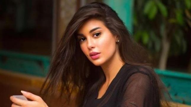 ياسمين صبري تستعرض مهاراتها في التدريبات المنزلية